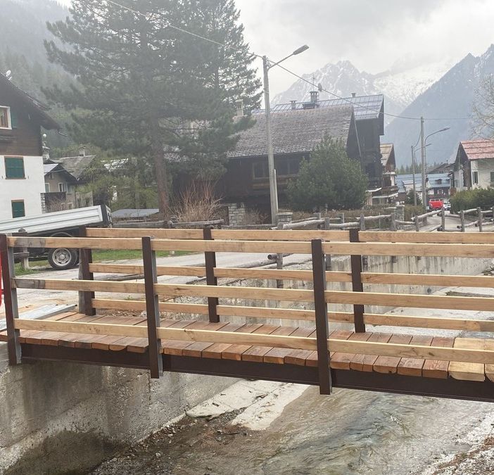 Macugnaga, rifatta la passerella sul torrente Tambach