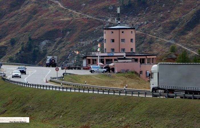 Neve, ancora chiusa la strada del Sempione