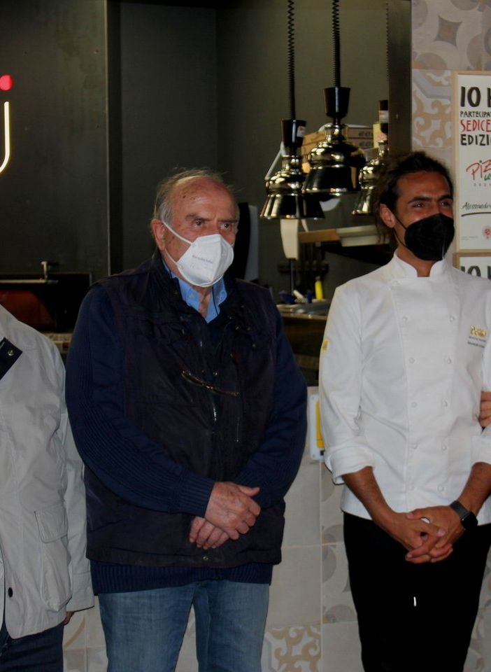 Il cuoco Alessandro Bassa (terzo da sinistra) con gli esponenti della Condotta ossolana di Slow Food