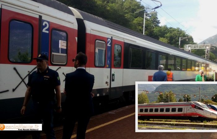 Foto: l'Intercity appena fatto entrare inb stazione a Preglia e nel riquadro il locomotore che venne parcheggiato allo scalo di Domo 1