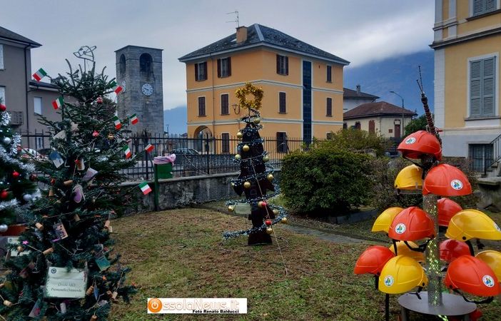 I caschi della Protezione civile addobbano l'albero di Natale