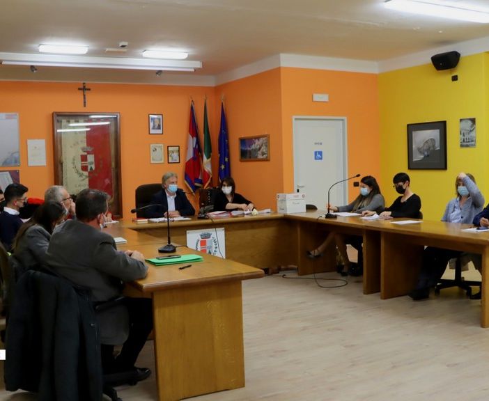 Due foto della seduta e uno col deputato Enrico Borghi assieme al sindaco Fovanna e all'assessore Macchi, a fine consiglio