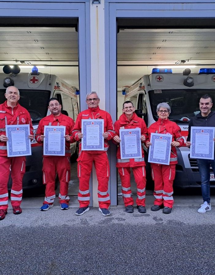 La Croce Rossa premia il Cantante della Solidarietà con la Medaglia di Benemerenza