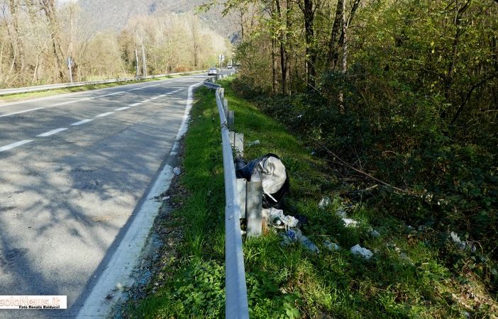 Immondizia abbandonata da 3 mesi in una piazzola della statale 33