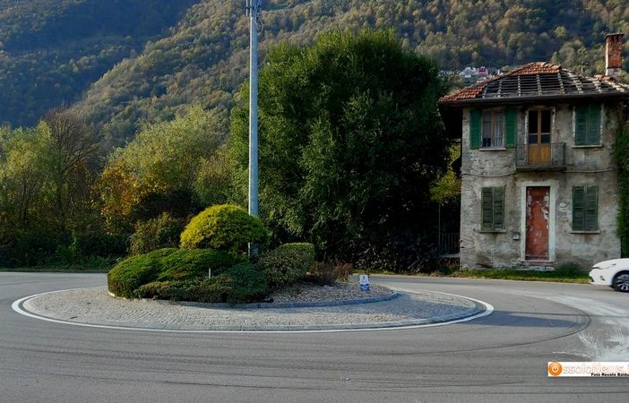 Una penna nera abbellirà la rotatoria del Villaggio operaio