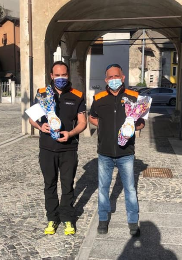 A Piedimulera sindaco e assessore consegnano le uova di Pasqua ai bimbi