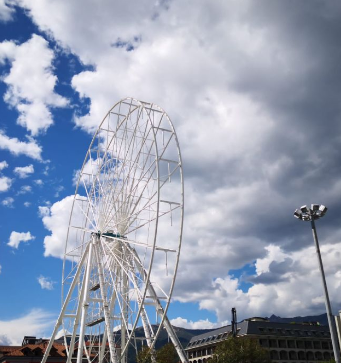 A Verbania montata la maxi ruota panoramica: è la più alta d’Italia