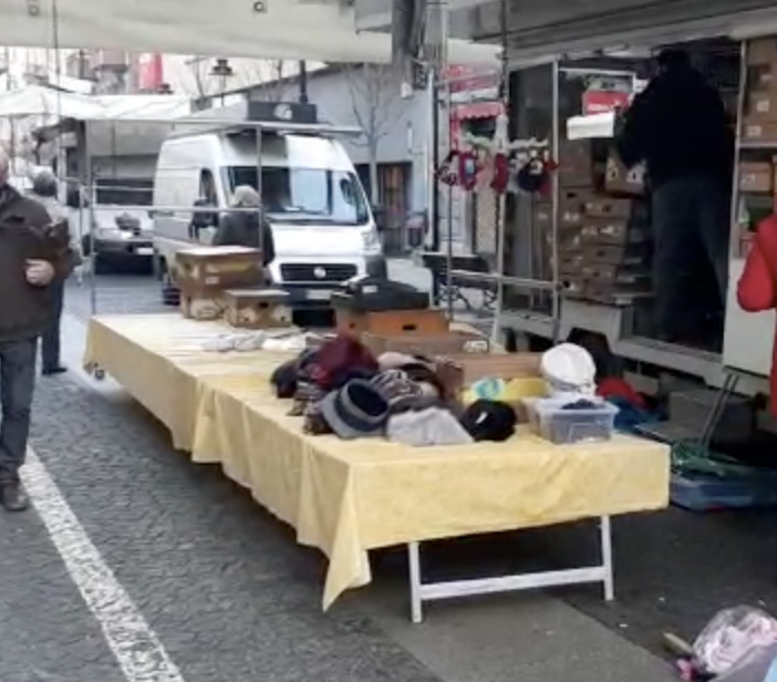 Monta la polemica a Domo, i commercianti del mercato attaccano il Comune: &quot;Cacciati alle 15.30 mentre i Mercatini possono stare fino alle 18.30&quot; VIDEO