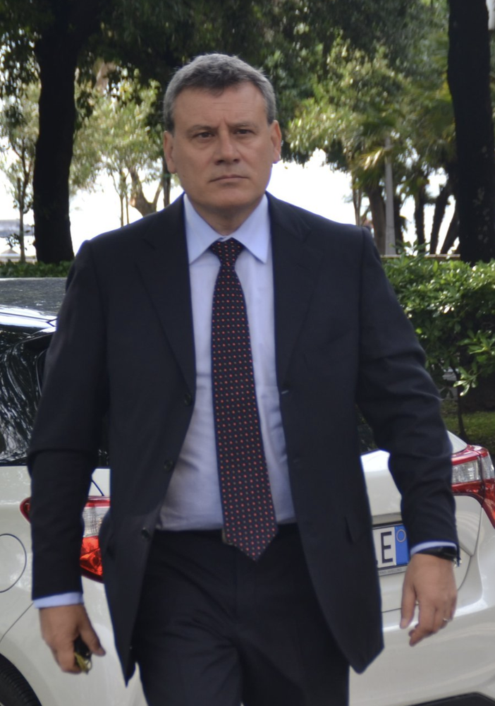 Ex assessore domese muore precipitando dal balcone a Salerno