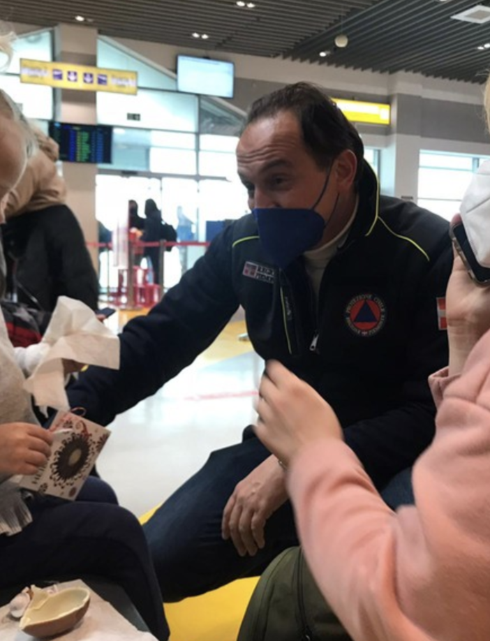 Nove bimbi ucraini malati in partenza per Torino: un morso all'ovetto di cioccolato per capire che il loro incubo è finito FOTO