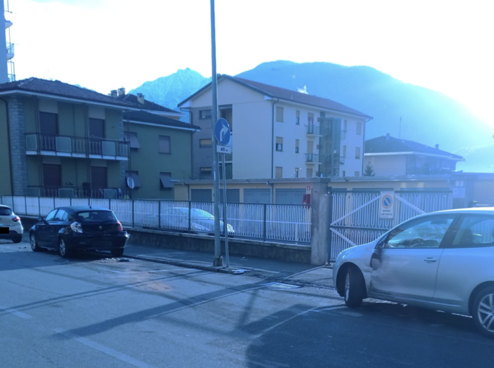 Vanno a sbattere mentre sono inseguiti dalle forze dell'ordine