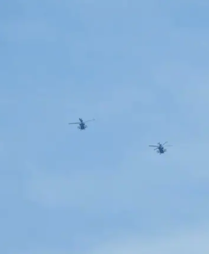 Quattro elicotteri Apache da guerra britannici hanno sorvolato i cieli del Canton Vallese