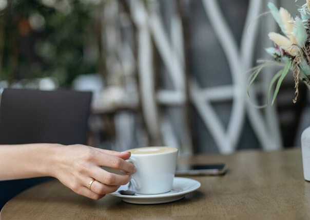La segnalazione di due mamme: &quot;Impossibile bere un caffè nel centro storico domese&quot;