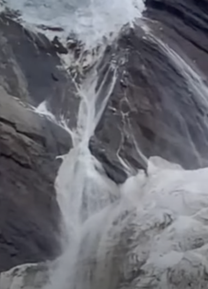 Spettacolare crollo di ghiaccio sul ghiacciaio del Trift (Saas Tal)
