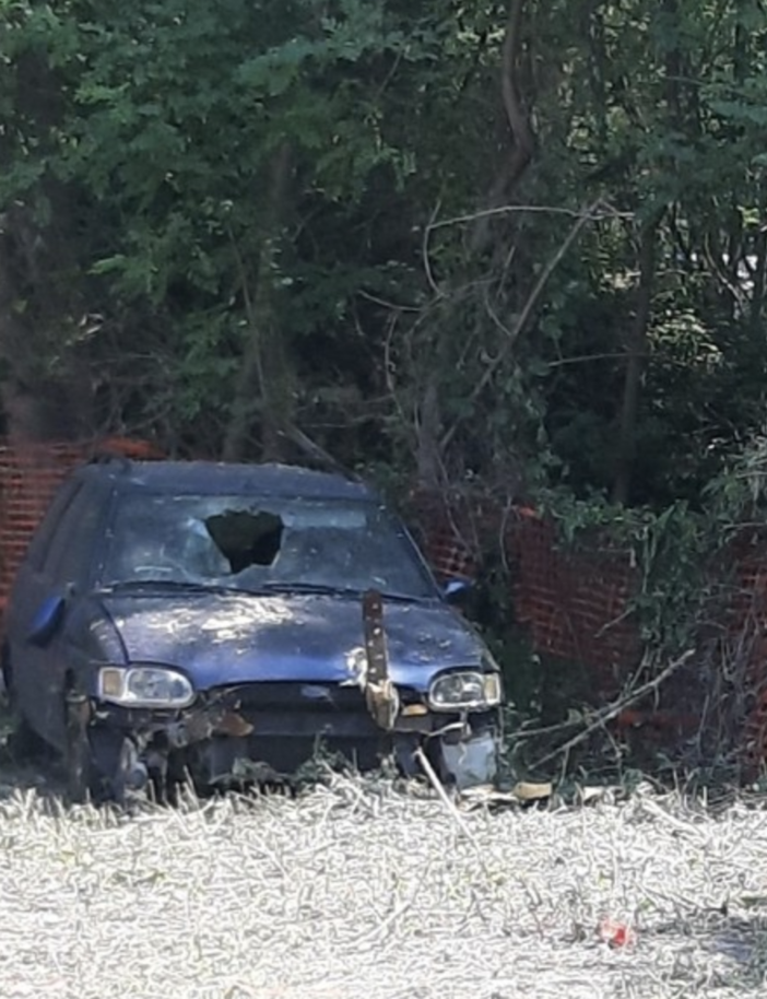 Auto abbandonata tra Vogogna e Premosello, chi vorrebbe rimuoverla non può....per colpa della burocrazia