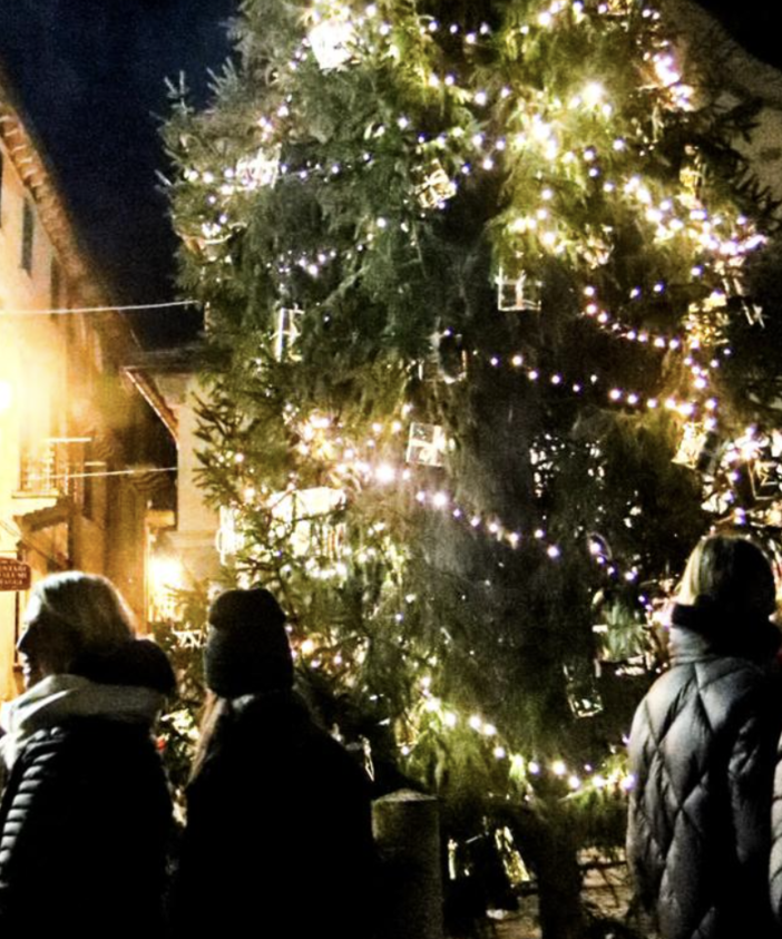 Atmosfere natalizie a Re con l'accensione dell'albero FOTO