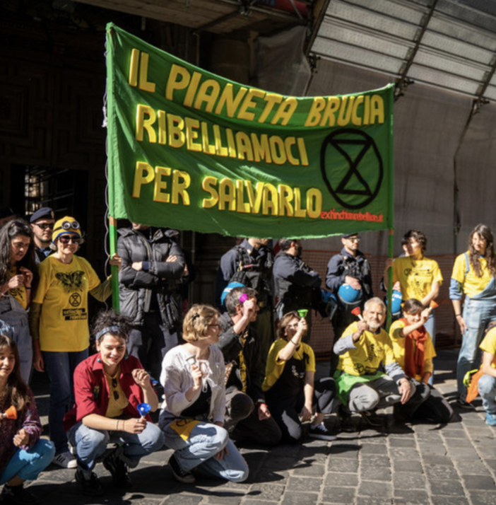 Extinction Rebellion, presidio davanti al Consiglio regionale: &quot;Nulla per il clima&quot;