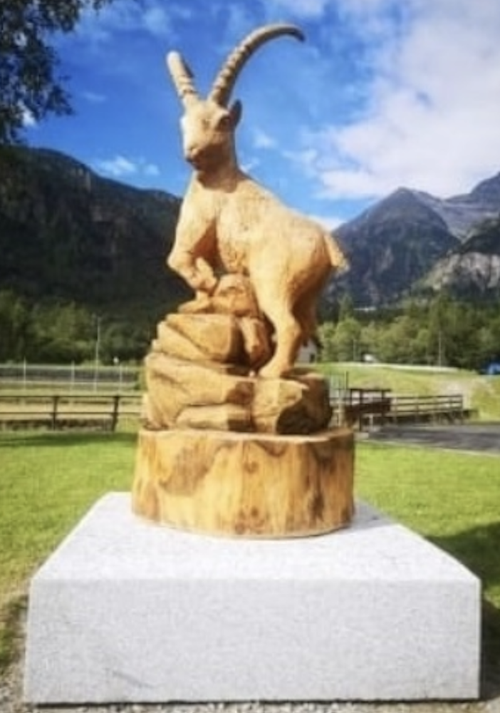 Antrona dedica una scultura allo stambecco del Cingino
