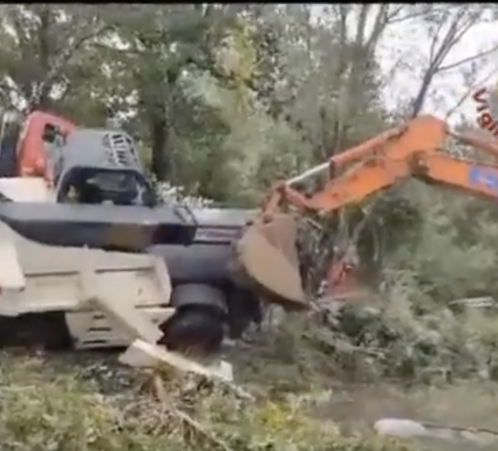 Una gru si ribalta nel greto del Toce, intervento dei vigili del fuoco   VIDEO