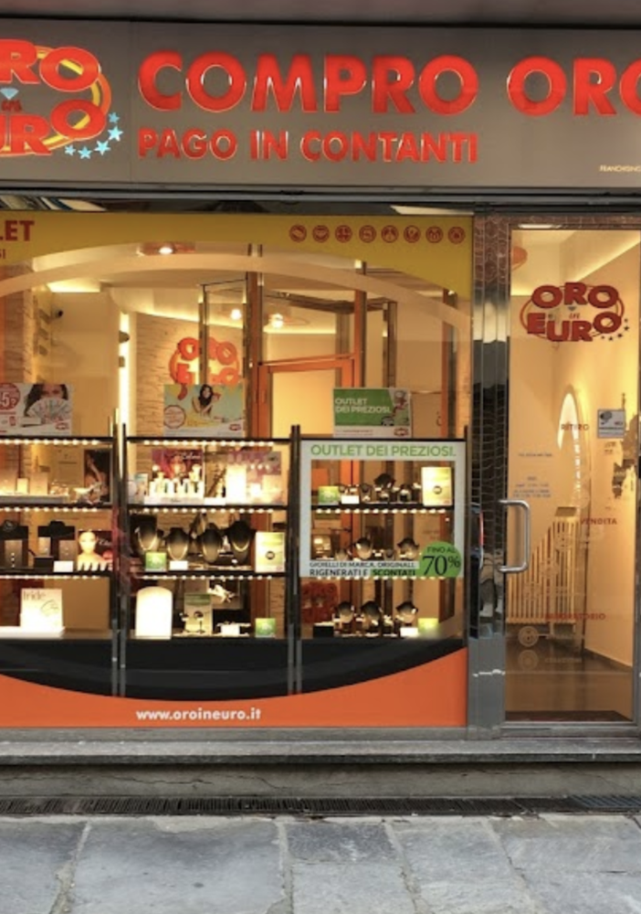 Uomo armato rapina un compro oro in centro a Domo