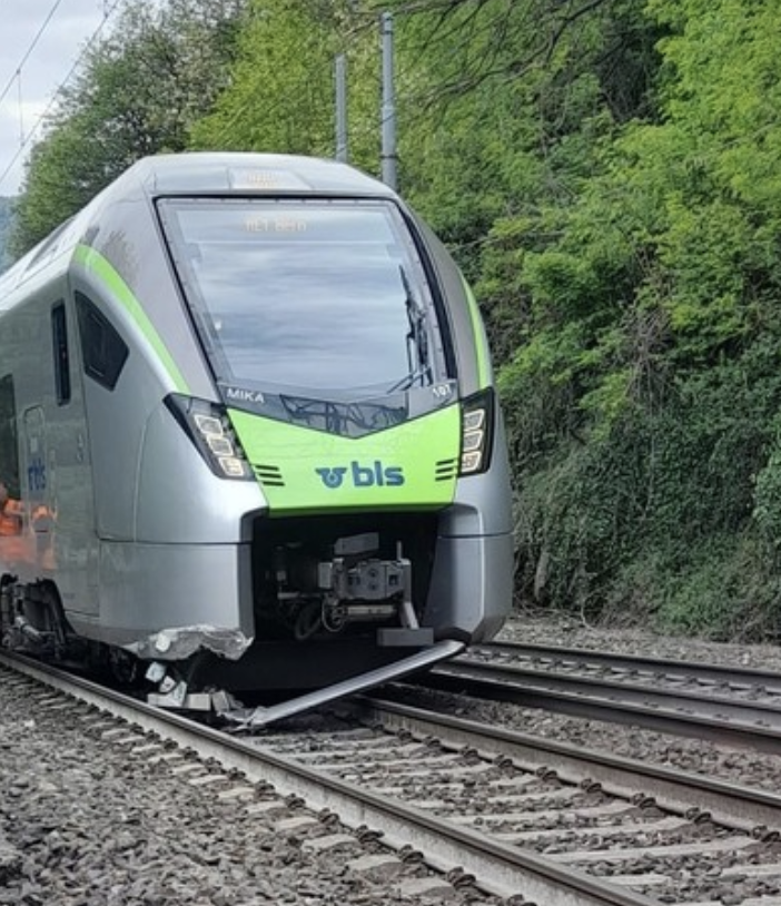 Treno delle BLS colpisce un masso a Preglia. Sul convoglio 150 passeggeri in attesa di essere trasbordati FOTO e VIDEO