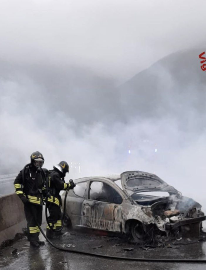 Va sbattere in superstrada e l'auto viene distrutta dalle fiamme