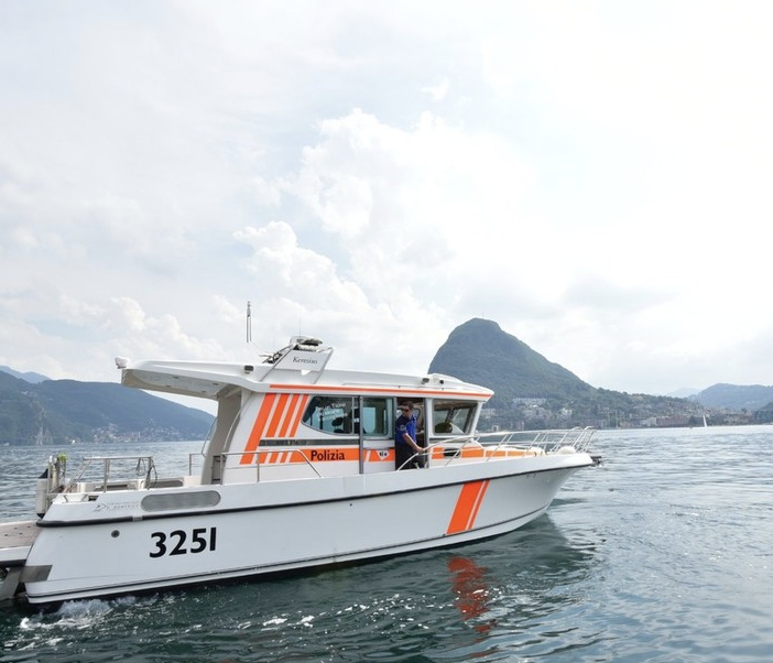 Non ce l'ha fatta la donna ferita nello scontro tra due barche sul lago Maggiore in Canton Ticino