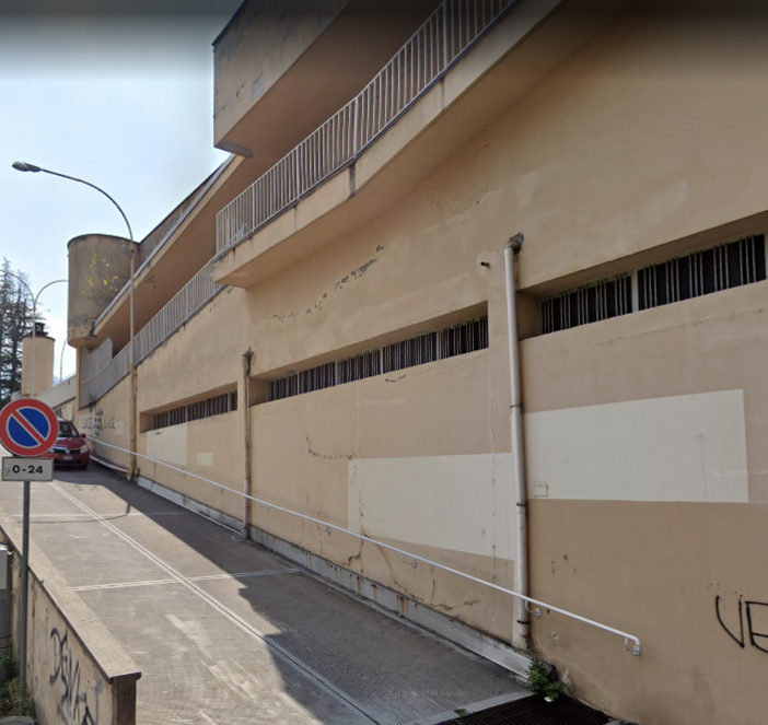 Una ragazza aggredita sopra l'Ovs in pieno centro a Domo