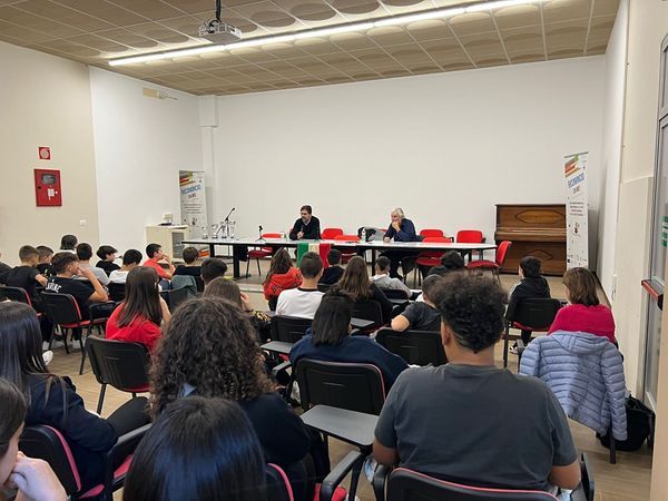 Foto: l'incontro tra gli studenti, Marzo Bartolucci e Carlo Squizzi (immagina tratta dalla pagina facebook della scuola)