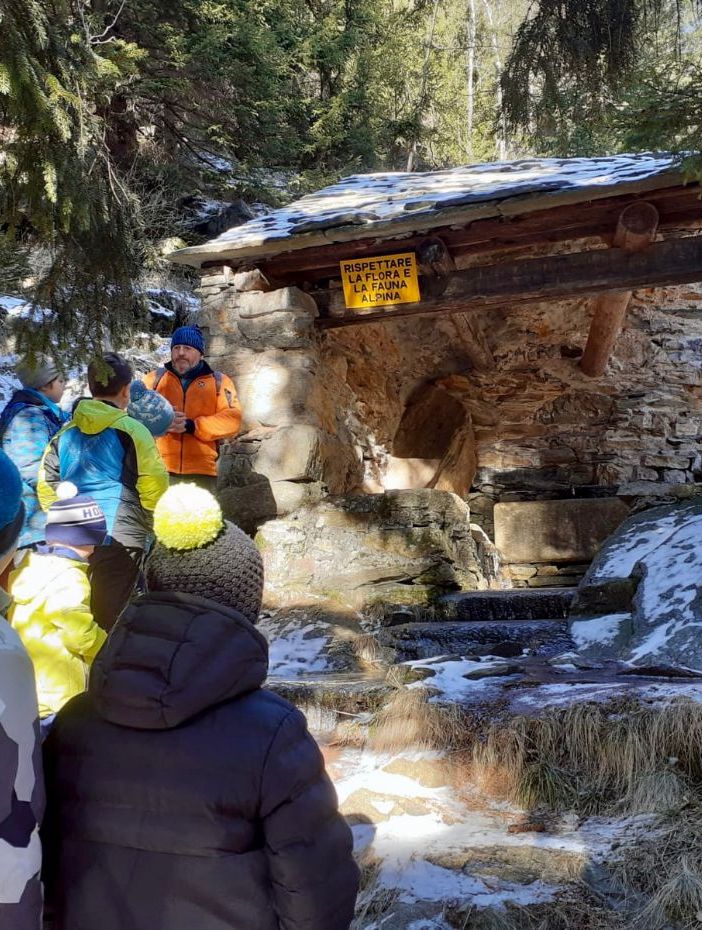 Craveggia, i bambini delle scuole alla scoperta dell'acqua ferruginosa