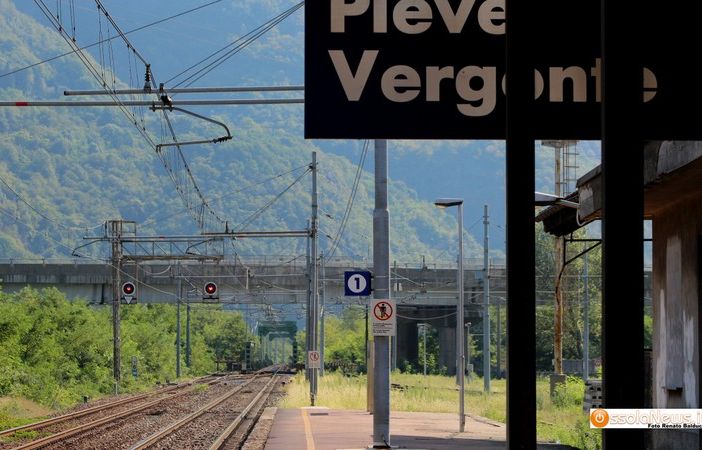 Lite tra fidanzati sul treno a Pieve Vergonte: denunciato un ventenne