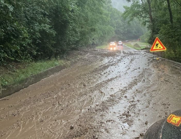 Maltempo in Ticino, frane e strade chiuse. Esondato un torrente: evacuate venti persone a Manno