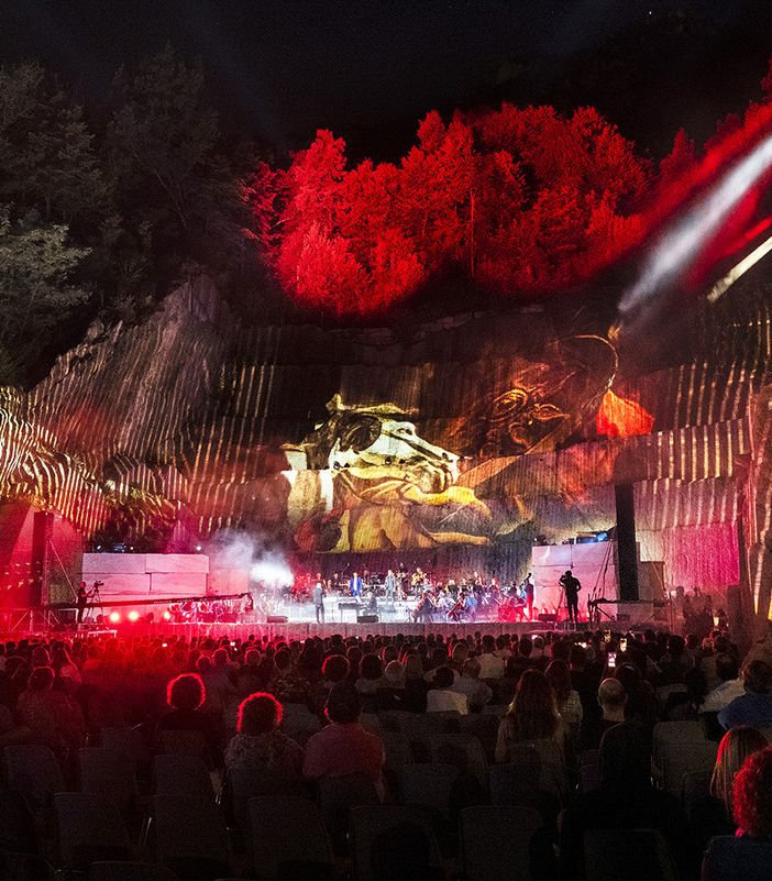 Tones Teatro Natura: musica e spettacoli in scena alla ex cava di Oira