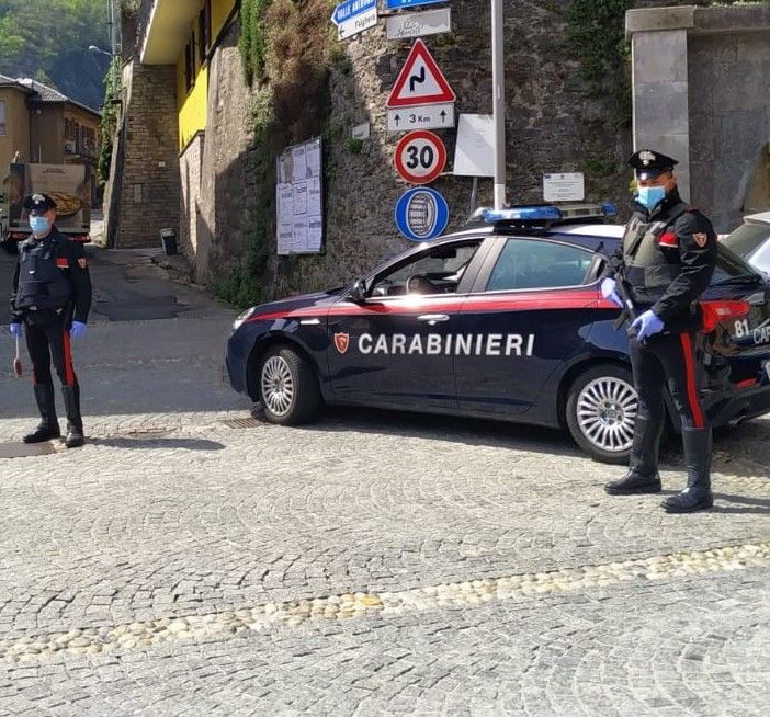 Aggrediscono a bastonate il vicino di casa, denunciati due fratelli 50enni di Villa