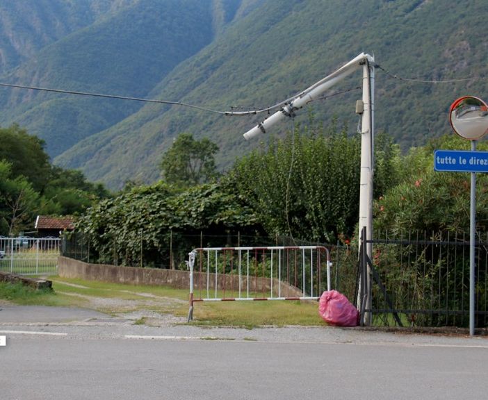 Critiche per un palo in bilico da 3 mesi e per un incrocio stradale ad alto rischio