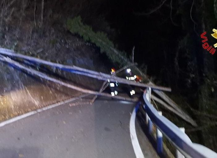 Continuano i disagi provocati dal forte vento