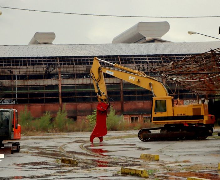 Sisma, iniziata la demolizione dell'ex bulloneria