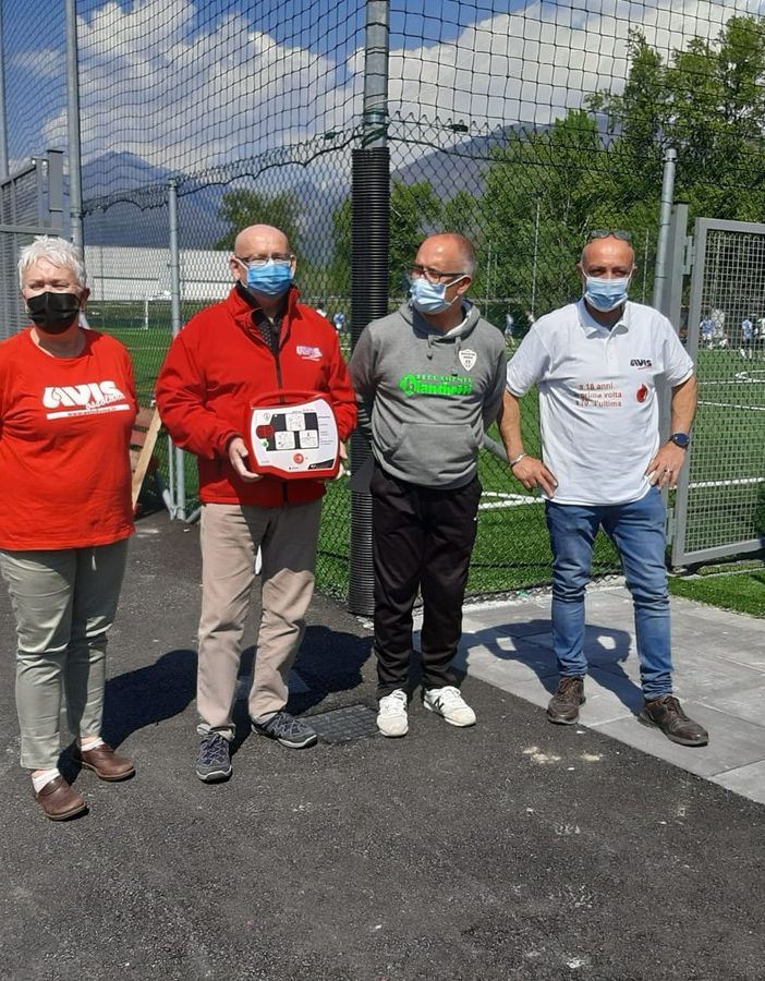 L’Avis domese dona un defibrillatore al nuovo campetto di Nosere