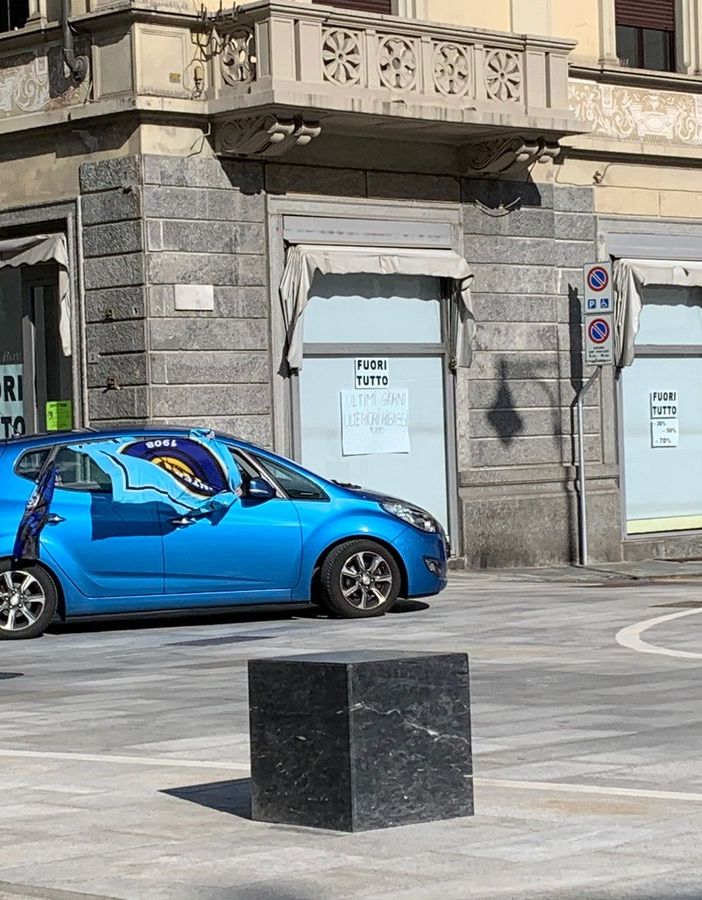 Pochi tifosi interisti festeggiano lo scudetto in centro a Domo