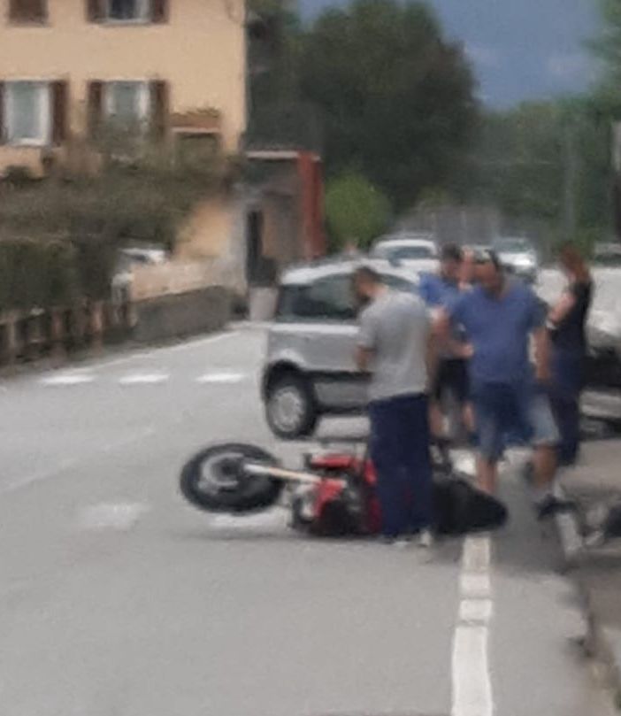 Beura, scontro tra una moto e un'utilitaria