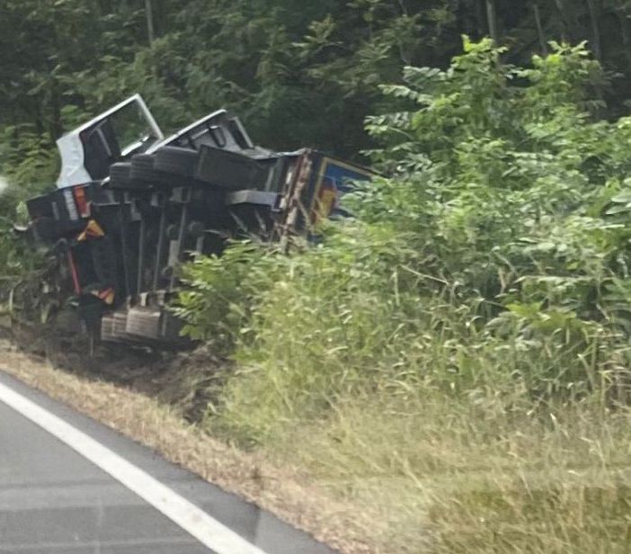 Camion ribaltato sulla provinciale tra Ornavasso ed Anzola