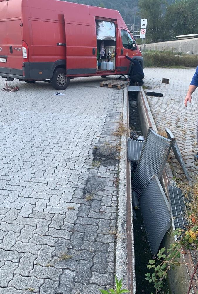 Domo 2, furgone finisce in un canale di scolo per la mancanza delle griglie