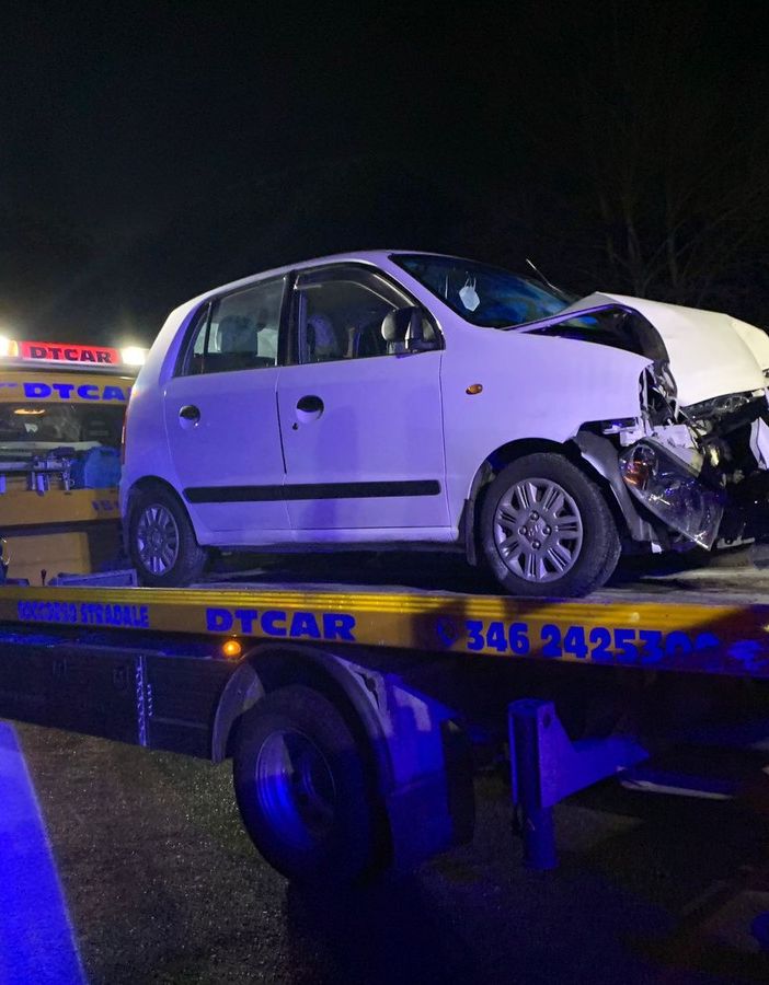 Auto va a sbattere in superstrada allo svincolo di Domo sud FOTO