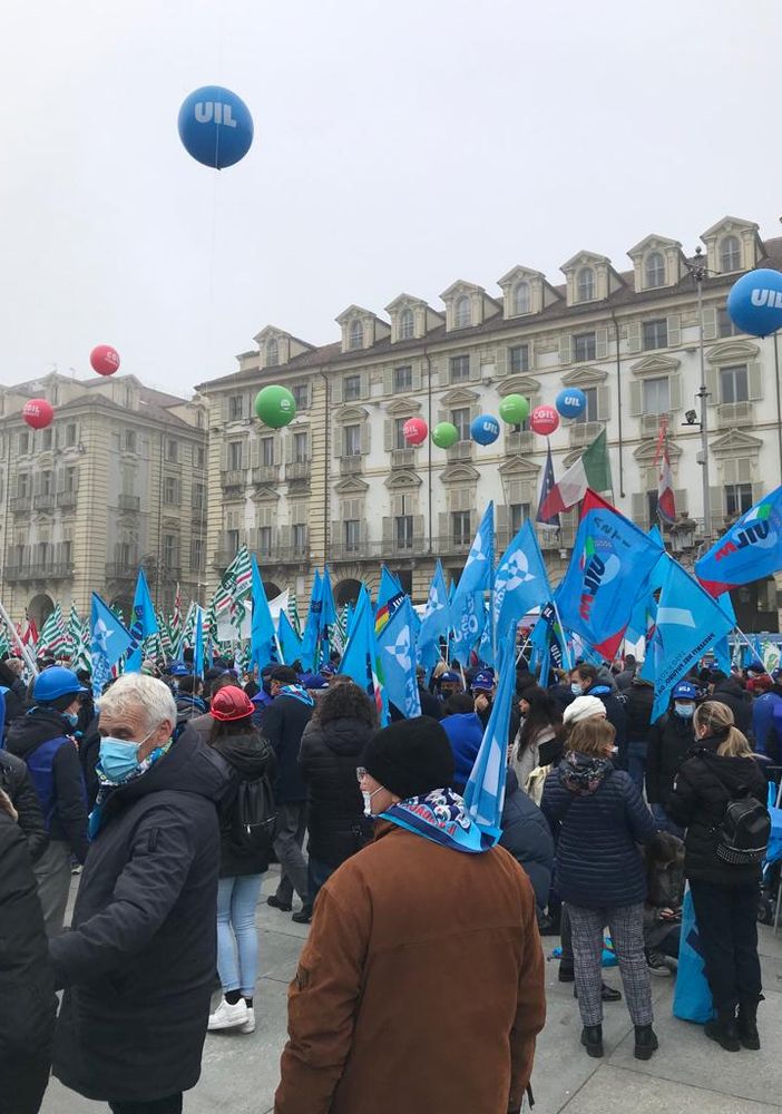 Sindacati, migliaia di persone a Torino: &quot;Giù il fisco per lavoratori e pensionati&quot;