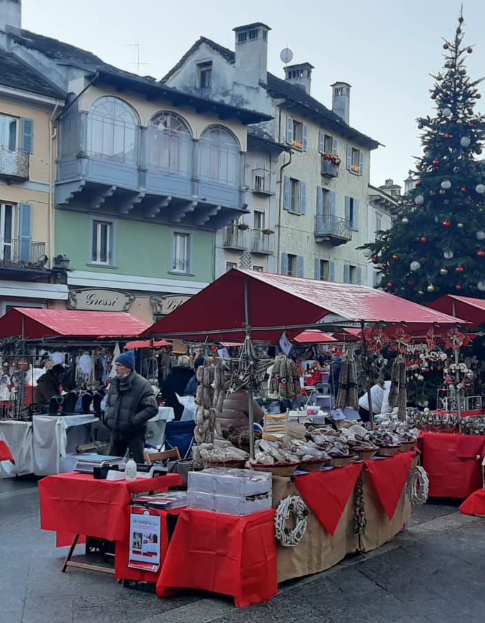 Poca gente sabato mattina ai Mercatini di Natale FOTO