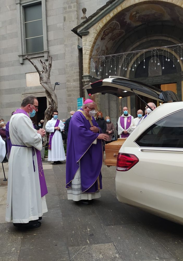 Anche il vescovo al funerale di don Luciano Tomola