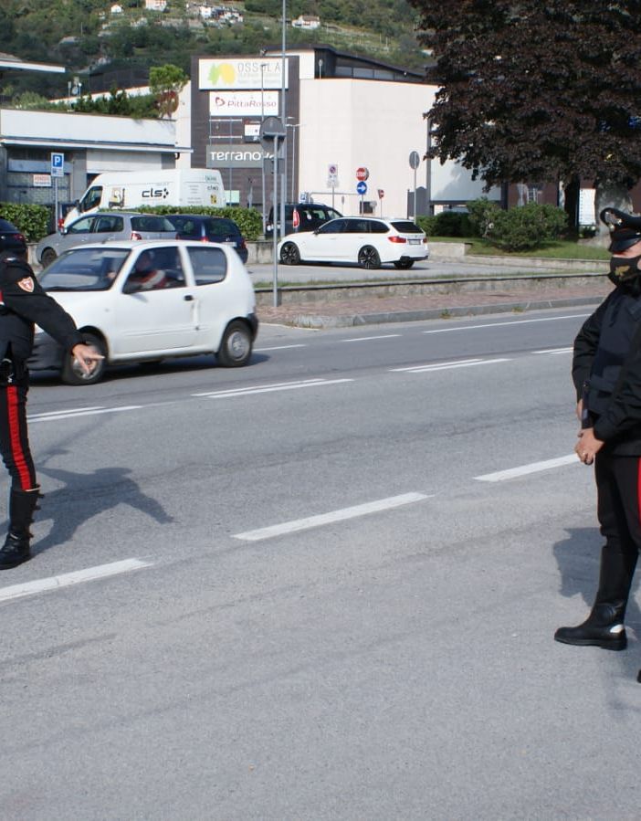 Ubriaco minaccia i passanti e aggredisce i carabinieri: arrestato