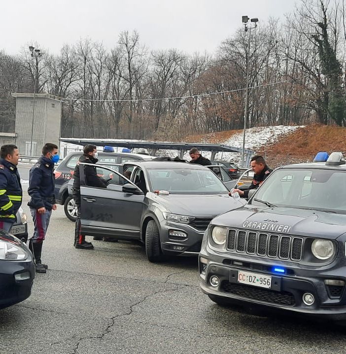 Forza un posto di controllo e fugge: fermato dai carabinieri dopo un lungo inseguimento