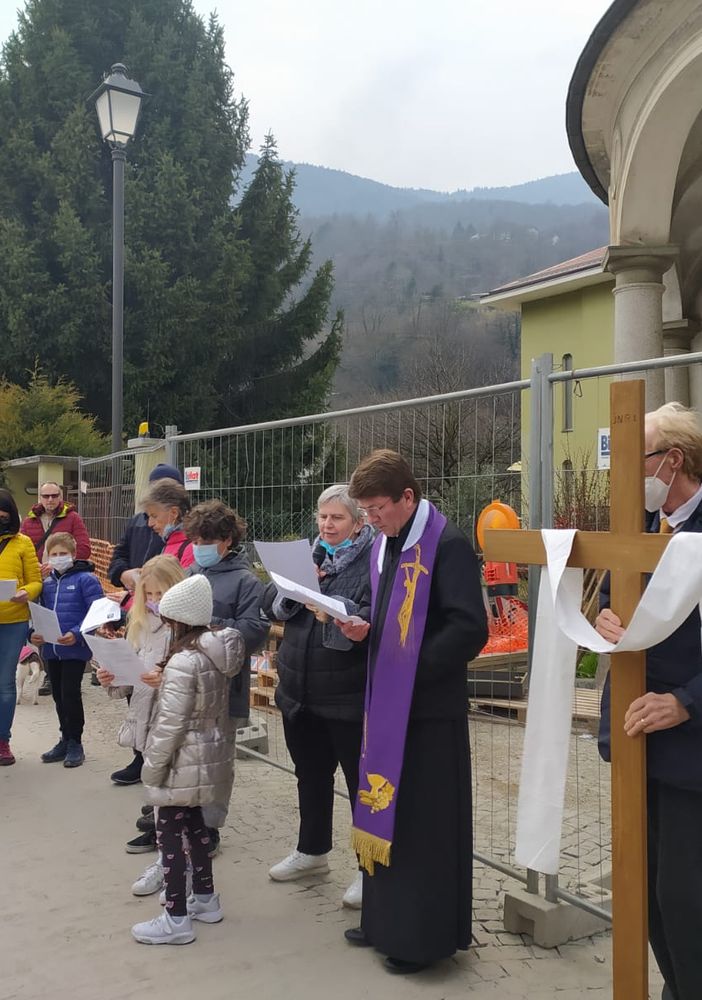 Quaresima, in tanti al secondo appuntamento della via Crucis al Calvario. FOTO