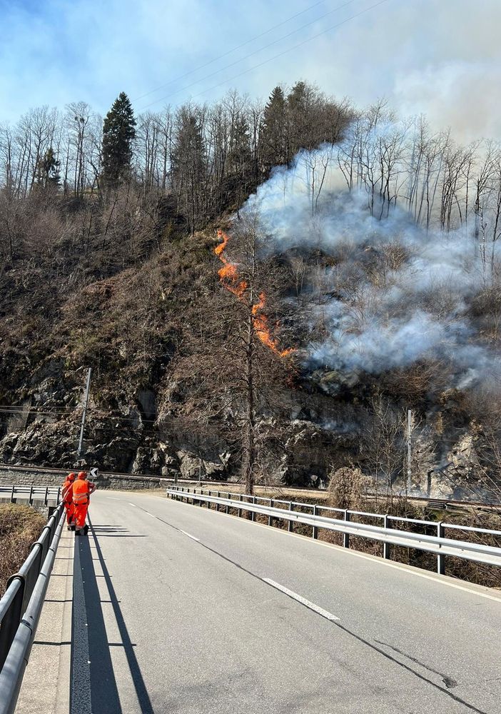 Incendio nella Centovalli, traffico ferroviario ancora interrotto